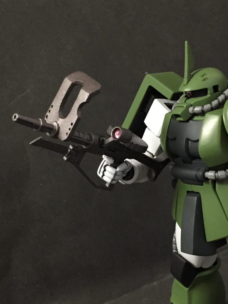 同様に防盾付きザク・マシンガン
ノリス・パッカード少佐がザクⅠQ型搭乗時に使用していたとされるカスタムタイプ.