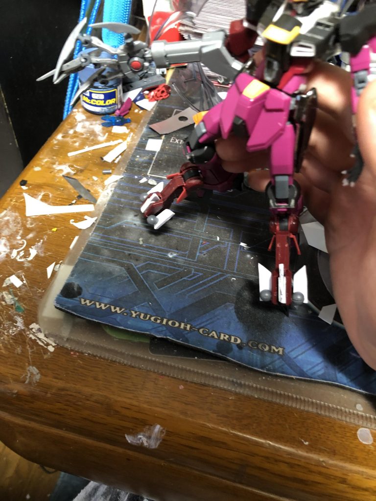 足の爪の展開はこういう丸いジョイントを使って展開させるようにしてます。