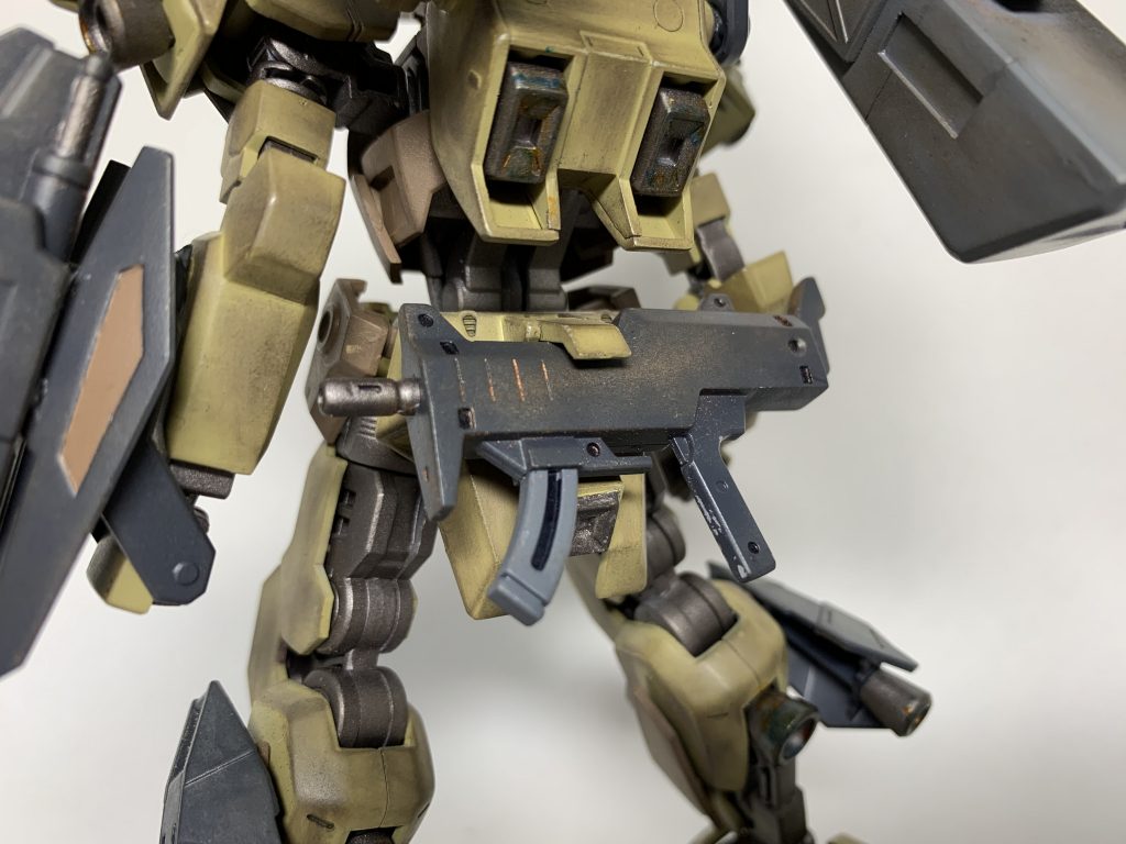 オマケですが、マシンガンはネオジム磁石で腰部にマウントが可能です。