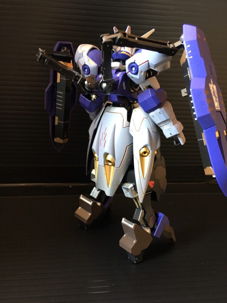 本体白、黒(茶)、紫を各2色で塗り分けています。
筋彫りや細かいパーツ等でのディテールアップってあまりしないので、塗り分けでそれっぽく見せられていれば幸いです。