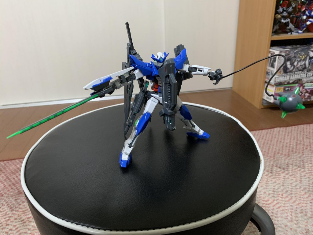 近接武装を展開(パターン2)
アメイジングのGNソード、アストレアのGNハンマーを少し塗装しています。