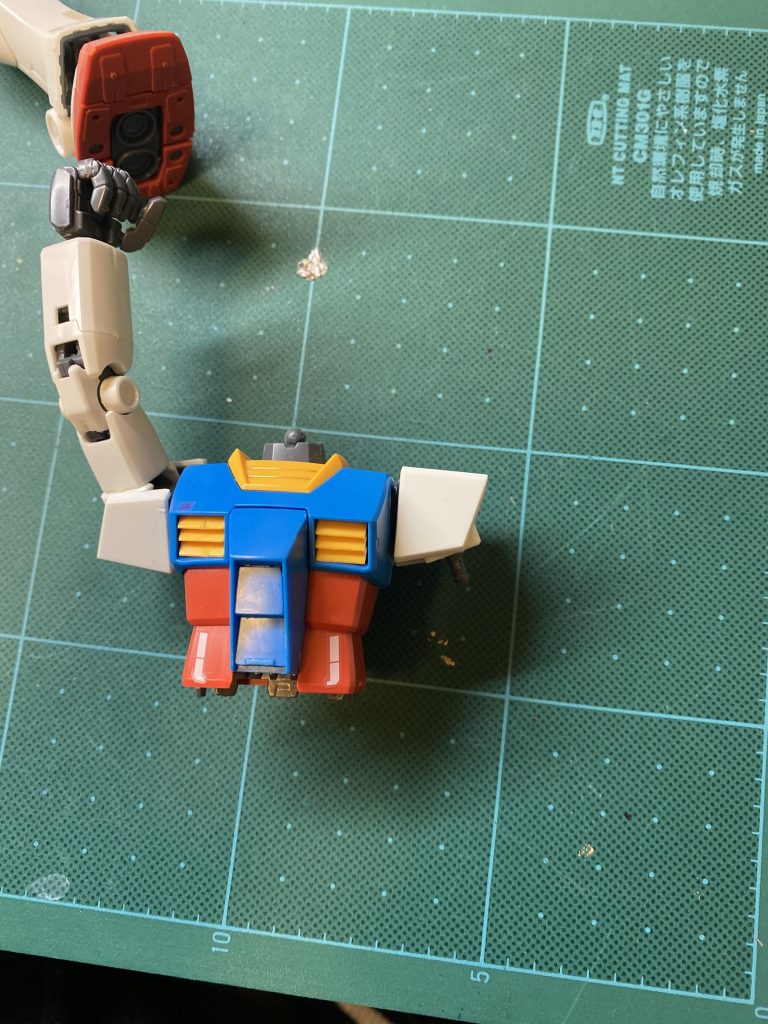 この状態から作りました。
中学生の頃に作ったものなので、切り取りが甘かったりと、最初にバリをカッターで削る必要がありました…
本体にはカッターやペンチを使用して、大破状態を再現しました