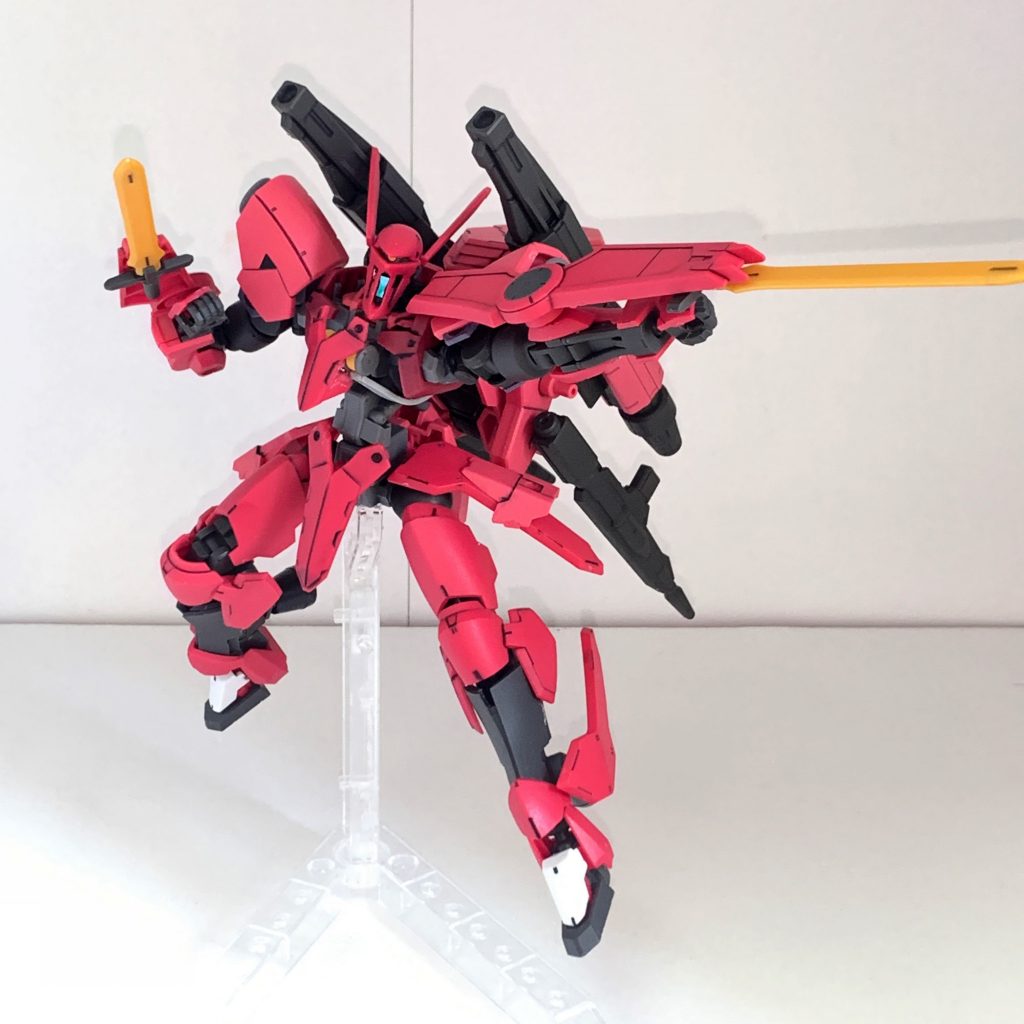 スラスターをリアアーマー、サイドアーマー、脚部に増設をしているので機動力格闘性能を損わないようにしています