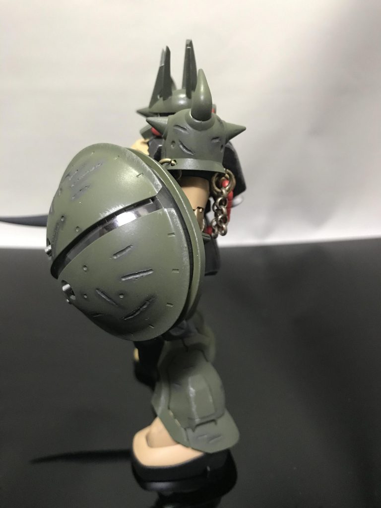 左側面。肩のチェーンは戦車の可動部に使われている弾除けが元ネタです。チェーンは手芸用品です。