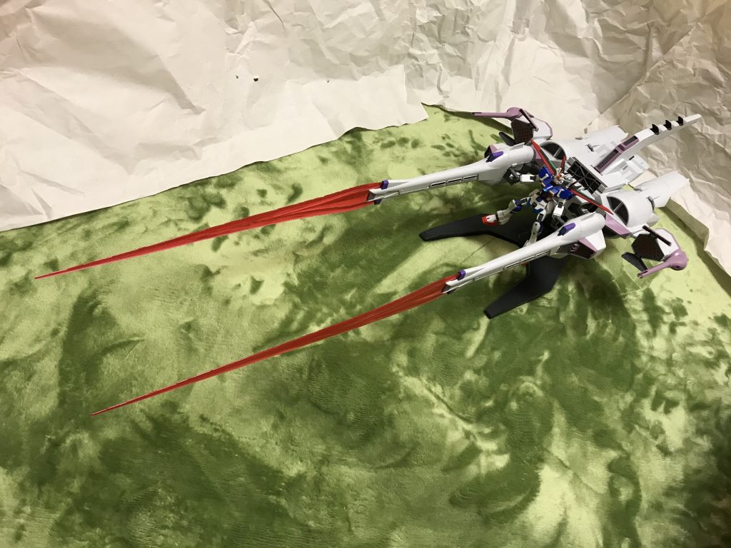 武装これらの武装は、フォースインパルスガンダムエクストリームからのエネルギー供給によって、無制限に使用可能となっている。高エネルギー収束火線砲両側面に備えるビーム砲。連射性重視の兵装でありながら、1門だけでもバラエーナをも上回る威力を有している。エリナケウス高エネルギー収束火線砲に併設された22連装の物を2基、ウェポンアームの根本付近に12連装の物を2基、テールスタビライザー上部に3連装の物を3基、計77門を装備されているミサイル発射管。ミーティア本体からの弾薬生成によってミサイルの弾薬数に制限が無く、1弾でもPS装甲やナノラミネートアーマーを搭載したMSを一撃で破壊できる威力を有しており、広範囲の標的を同時攻撃を可能としている。ウェポンアームミーティア本体とフレームで繋がりMS側で操る武装モジュール。上記のエリナケウスに加えて、アーム先端中央には大口径ビーム砲、アーム先端の上下には超大型のビームソードが、それぞれ内蔵されている。強度と耐久性が極めて高い為、このアーム自体も打撃兵器として使用できる。その打撃力は、フォースインパルスガンダムエクストリームとミーティアの強大なパワーも相まって、PS装甲やナノラミネートアーマーを搭載したMSをも粉砕してしまうほど。大口径ビーム砲ウェポンアーム先端中央に内蔵されている。1門だけでツインサテライトをも凌駕する凄まじい威力を誇り、山や島を一撃で消滅させるほど。ビームソードウェポンアーム先端上下に内蔵されている。ビーム刃発生器から出力される大型のビームサーベルであり、伸ばした中程で融合した刀身は、戦艦だけでなく大型のスペースコロニーすらも一刀両断する威力を持つ。