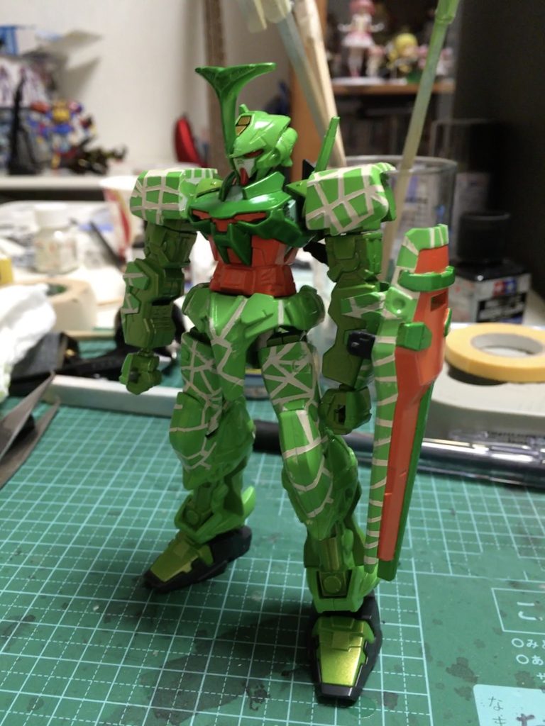 ツノは、某仮面ライダーのフィギュアから型を取ってパテで複製したものを使っています。