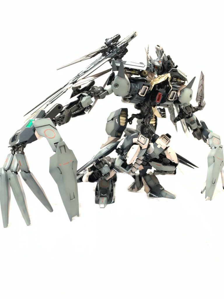 胸部装甲が展開することで、ハシュマルのビーム兵器の数倍以上の出力を持つハイメガキャノンが露出します!鳥様のインテークを模した胸部装甲の中に普段は格納されており、人間を認識すると展開、即座にチャージして発射し無慈悲に命を奪い尽くします
高出力なので、ナノラミネートアーマーといえど、一部が融解したりなどの現象も発生する、という脳内設定です(●︎´▽︎`●︎)