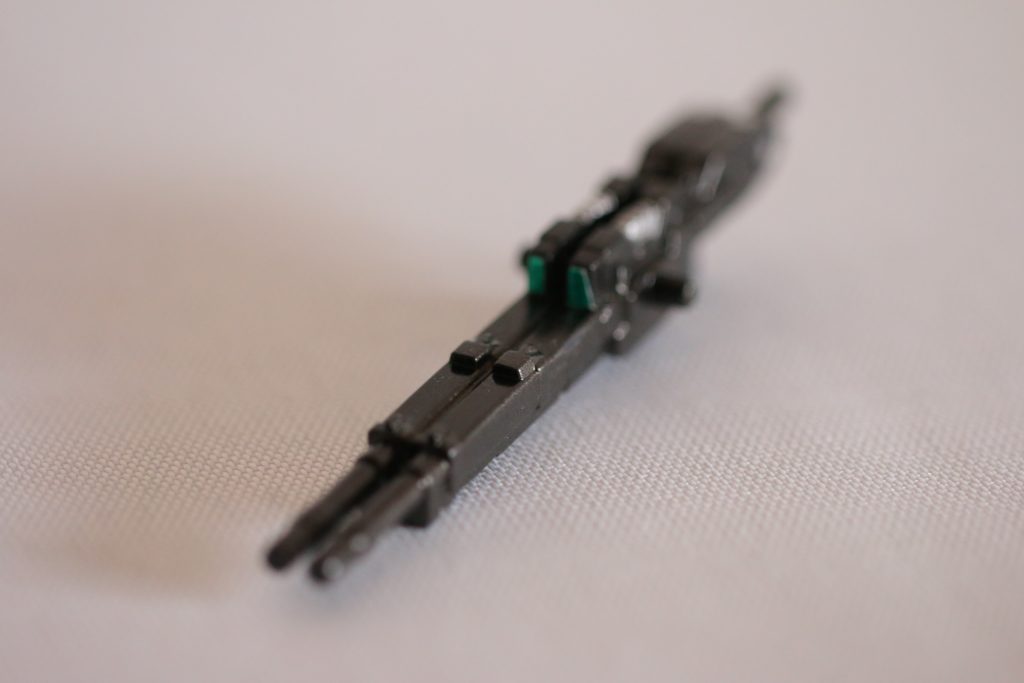 【武器】
   ツインバスターライフル。
   こちらもガンメタで塗装したんですが、実はこちらは青いランナーで成形されてしまっているので、是非とも塗装を推奨します。じゃないと、めっちゃダサい。
   なんでランナーをわけなかったの？と詰問したくなるレベル。ちなみに、最近発売されたクロスシルエット版とは違い、分離はしません。