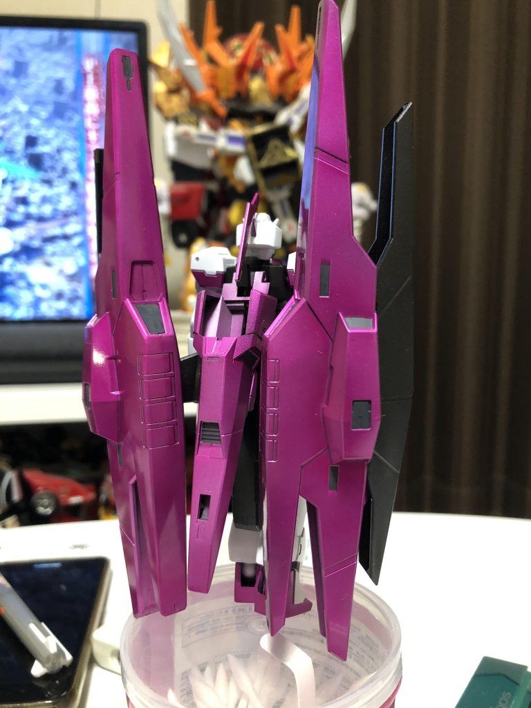 腕、脚部、背中の武装？の合わせ目消しを行ってます。