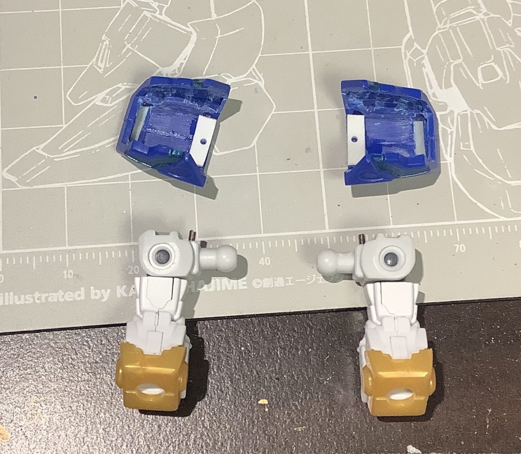 肩部の工作です。
SDCSフレームの肩を削って、上腕との干渉を無くしました。
肩アーマーはスプリング接続に変えています。