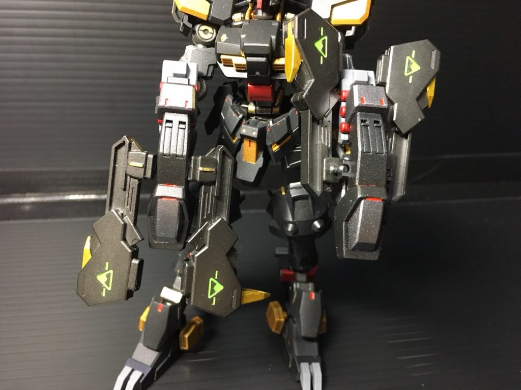 ナックルメイスはかなり動くのでシールドっぽくしたりも出来ます。