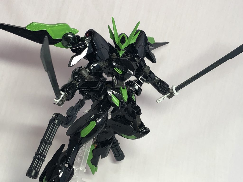 武装2 対艦ソード
腰アーマーに格納されている武器
重装甲のMSや敵艦を破壊するために使用される
腰に装備している間にリアクターからエネルギーを供給することで威力が増大する