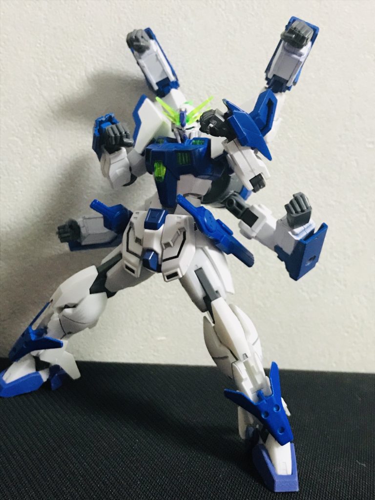 『ラウブルブースター ラッシュモード』
ラウブルブースターの装甲を展開、バーニア部分を回転させる事により、内部から拳×4が出現。
ブレイザーとレガースも展開させより格闘に特化した形態になる。