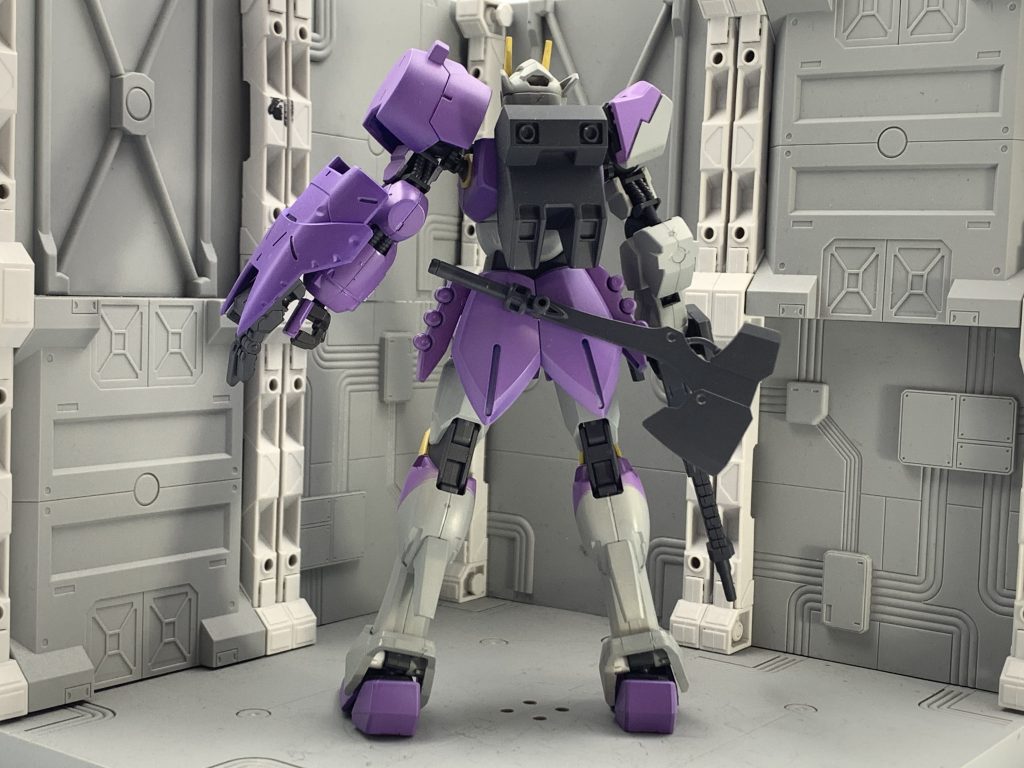 後ろ
グレイズの斧をせっかくなのでお尻にピンバイスで穴を開けて、マウント出来るようにしてみました。
ガンダムブレイカーでもこんな感じで謎マウント出来るよね。