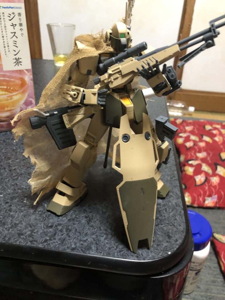 色が決まったら全塗装です。途中でジムコマンドっぽくならないか心配でしたが杞憂で終わりました。関節部にはビニールを巻いて保護用の布感を出しました。ここめっちゃ悩んだんです。マントにはガーゼを塗装した物を使ってます。
関係ないですがジャスミン茶美味しいですよね。