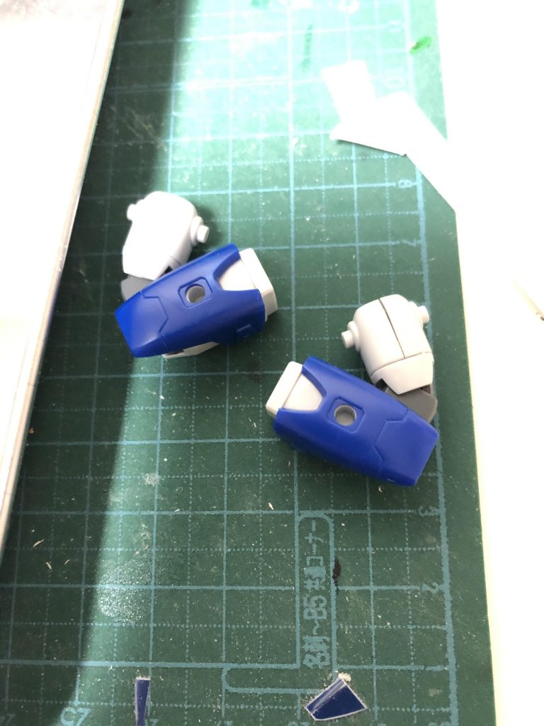 腕はコトブキヤのダブルジョイントLを削って使用。下腹部と腰はHGダブルオーを使用