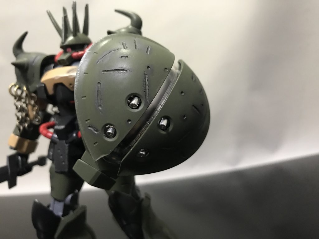 アッガイの頭を盾にするのは、映画「エイリアンvsプレデター」で主人公がエイリアンの頭を盾にしていたのが元ネタです。