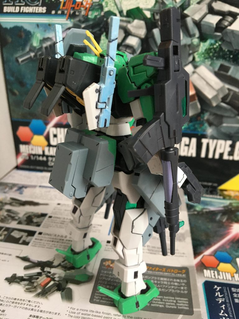 バックパックのGNピストルⅡについては
白の部分に直接塗装し難かったので、
一旦ガンプラペンの白で、塗装した後、上から水色で、塗装しました。