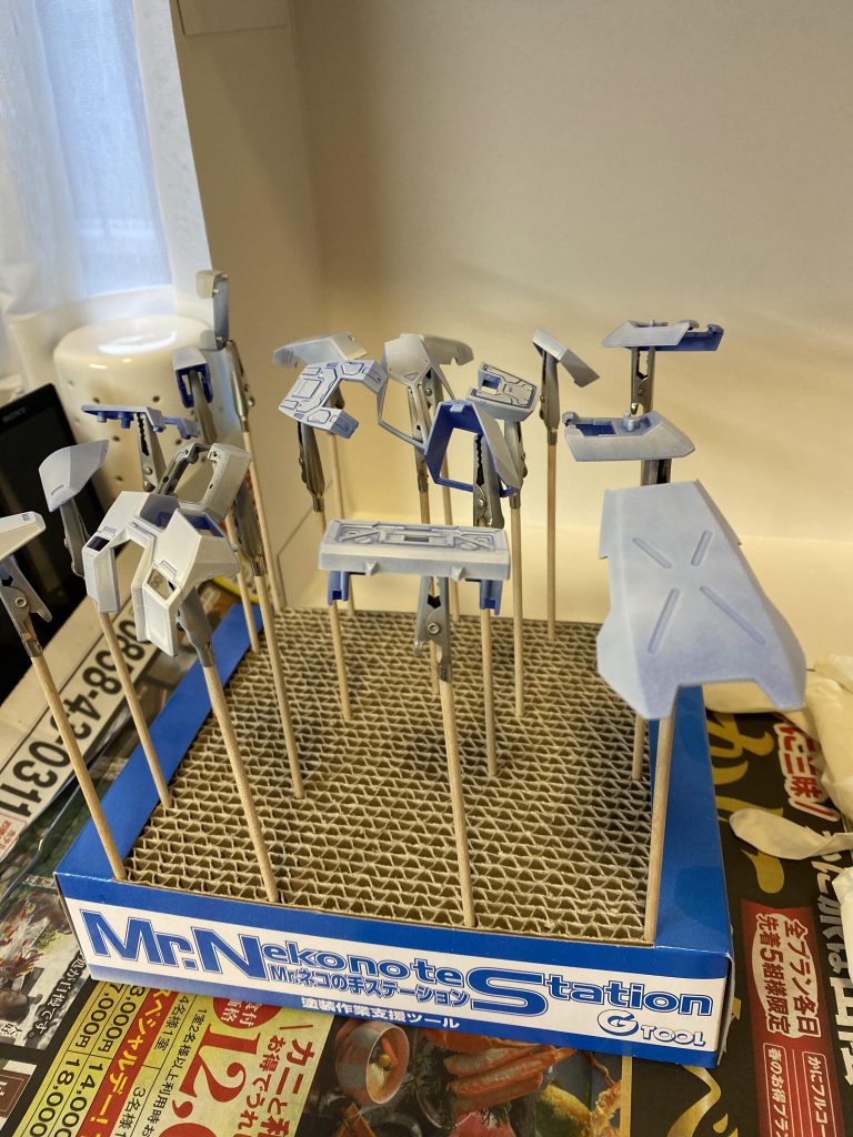 ブルーはガンダムマーカーエアブラシで塗装するため、サフ吹きをしました。(もちろん外で)