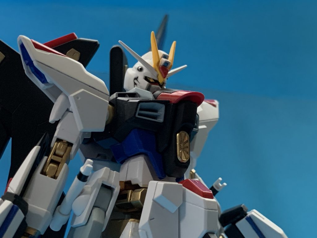 カリドゥス複相ビーム砲。言葉の意味はわからんが凄そう。正面の敵にしか使えませんがこれもバンクシーンのおかげでキラに頻繁に使われるメイン武装としての印象強いです。ちなちに目ですがここはゴールドのマスキングテープを切り出して貼っています。マステだと加工・処理も楽でオリジナルのカメラアイに出来てオススメです。