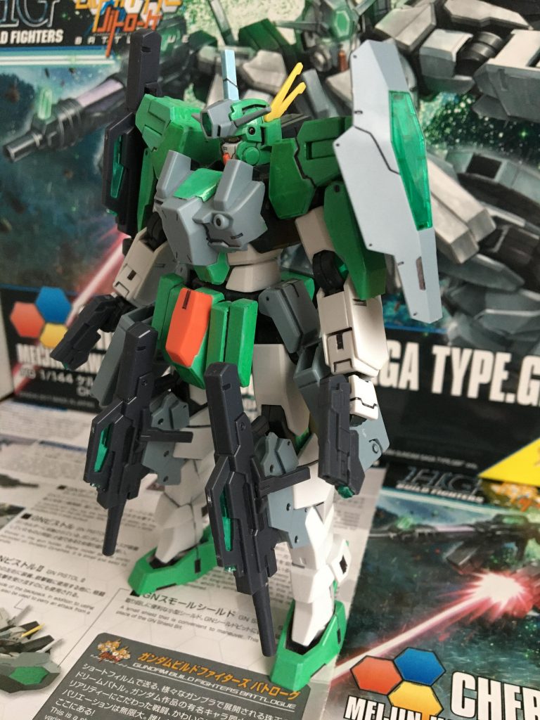 ケルディムガンダムサーガの都市迷彩を新緑迷彩への変更及び
武器のセンサーの追加改造をしました。
都市迷彩というのは、
考えてみたら、ビルの様々色がある点で、微妙だったので、
ケルディムガンダムの色らしくアイグリーンのほうに塗装しました。