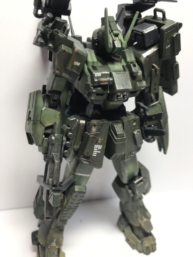 正面から!
自分的にいい感じの汚しが出来た気がします!^_^
右肩のはスモークディスチャージャーです