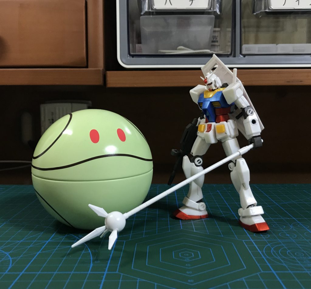 ベースとなったのは、以前発売された「ガンプラエース」に付属の”HG ビームジャベリン”です!
キットの先端の球状の部分は使わず、ストラップのハロを改造して使っています😄