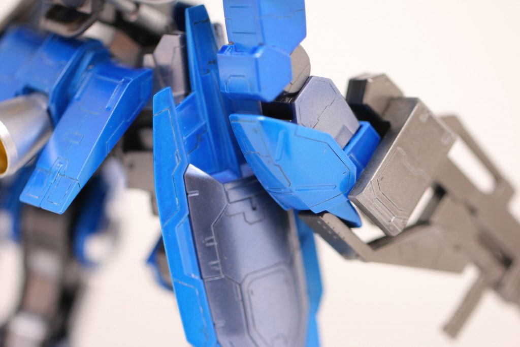 【腕部等】
   筋彫りも各所に追加しています。
   キャンディ塗装にするなら、筋彫りってのは少ない方が綺麗なのかもしれないですが、あくまで兵器としての存在感と、リアリティを出すために、掘りました。
   それに、この1/100シリーズは、こういった部分はあっさりとしているので、筋彫りがないとちょっと寂しいかも。