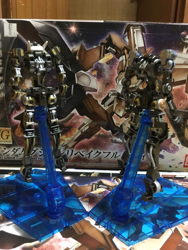 フレーム比較
左 ルプス
右 フルシティ
基本はルプスと同じですが、装甲が黄色っぽいので一部のゴールドをシルバーに変更しています。
また、太ももサイドにブラスを追加してグレードアップしました。