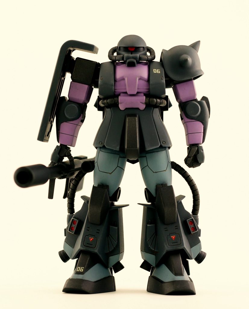 06Rは藪睨みの印象があったので、モノアイレールの上部ラインで一旦カット。幅を狭めて三白眼気味にしています。
カラーリングは好みで、旧キット1/144のインストカラーにしています。
(実物は全体にもう少し暗めなんですが。写真ムズカシイ…)