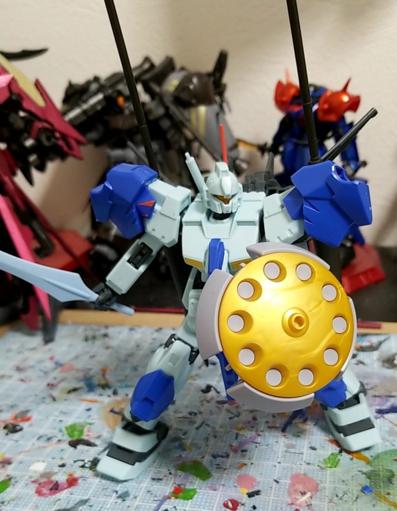 ジム・カスタムをベースに
Rギャギャの盾
ガッデスの剣
肩と膝のアーマーはLBXの蝙蝠みたいな奴のパーツを
槍はフルメタルパニックに出てきたファルケの武器を
バックパックは30mmのバックパックを
それぞれ使用
改めて見るといろんなプラモデルを使用している