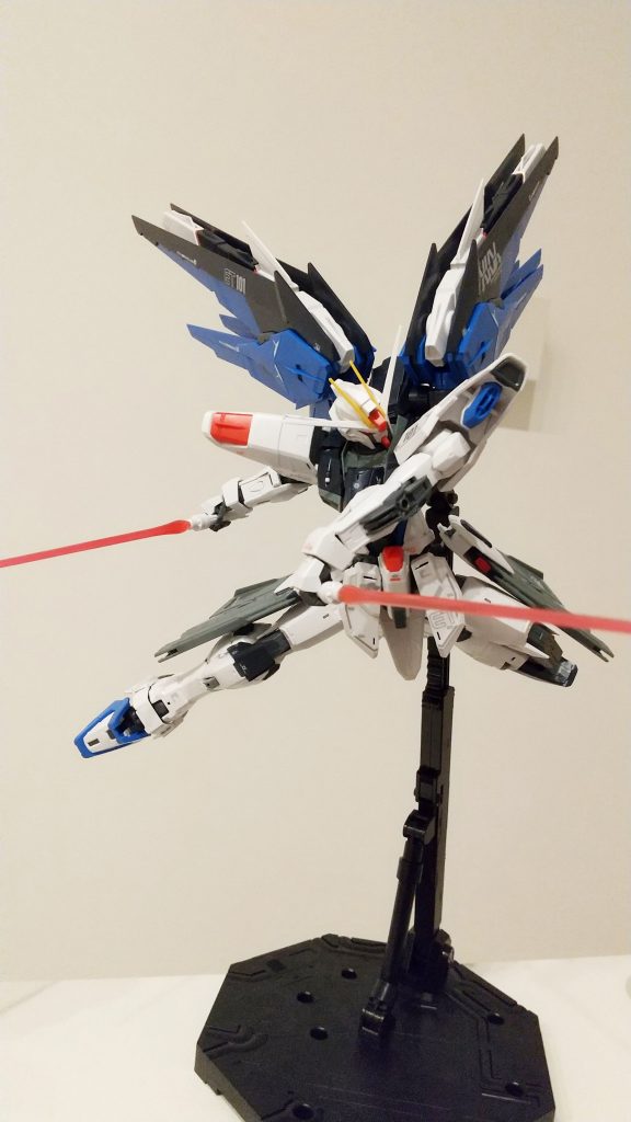 腕と足の稼働範囲は素晴らしいものがあり、こんなポーズも楽々できます