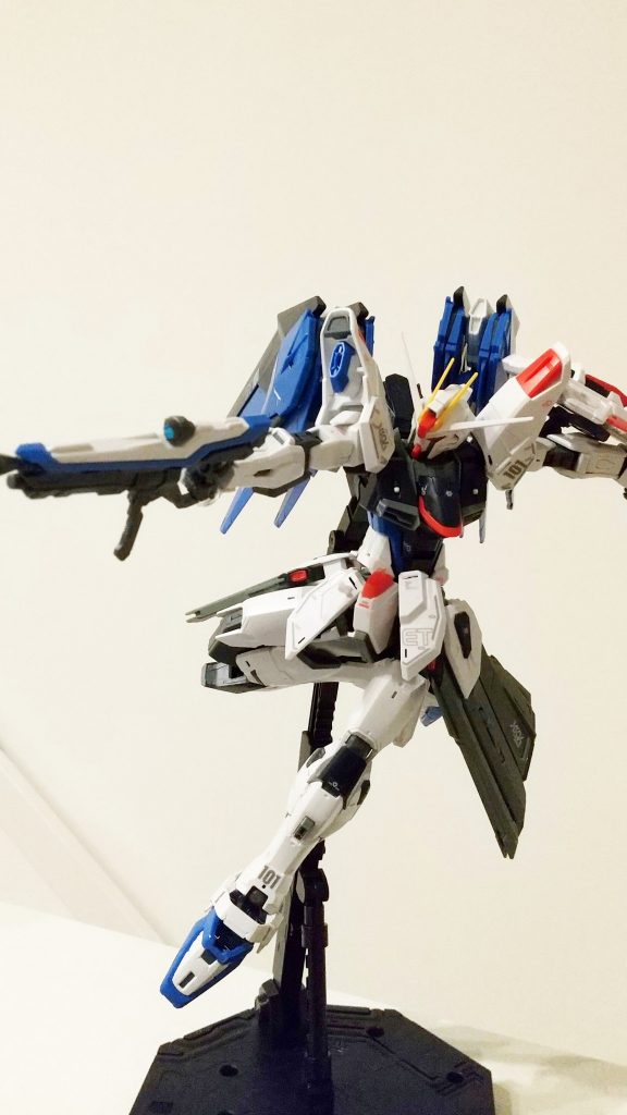 足の稼働を広げれば内側にかなり曲げることができます。