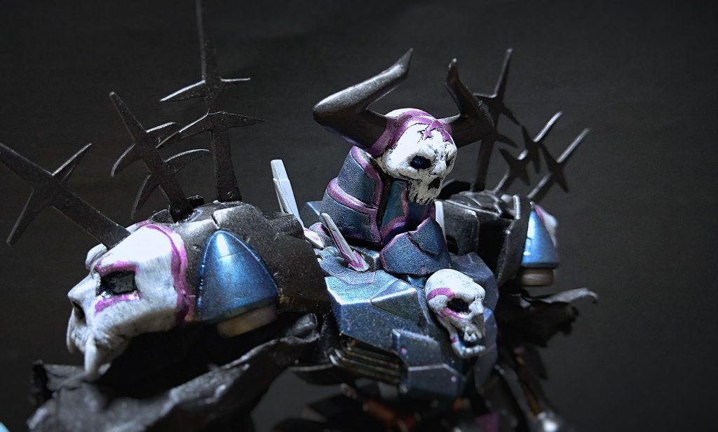 頭部や肩などのドクロはフルスクラッチです。