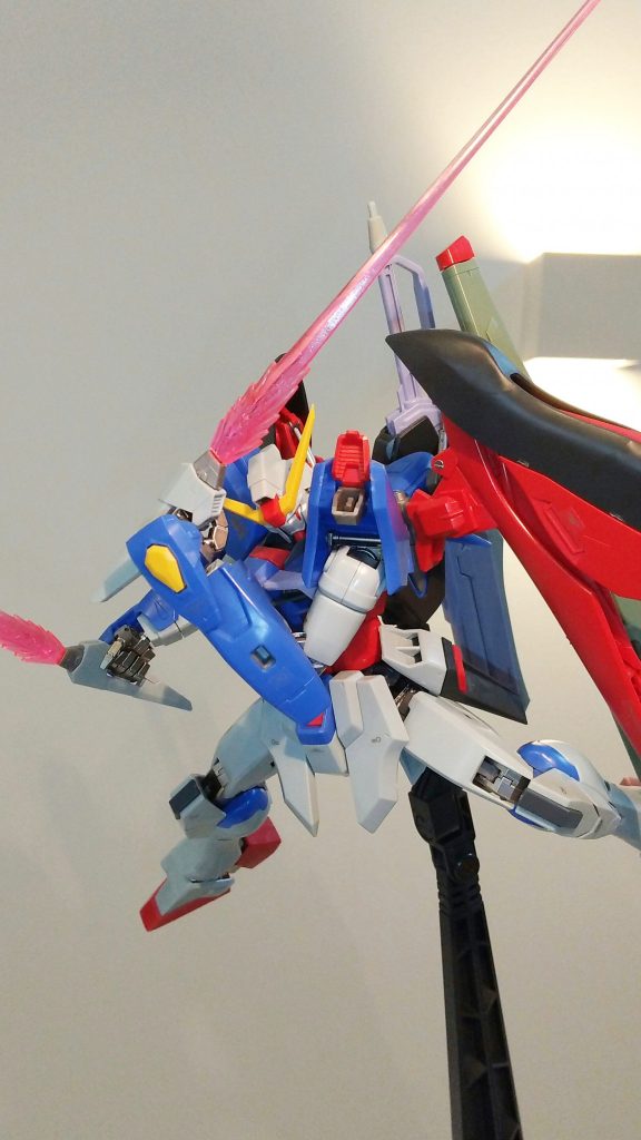 肩のフラッシュエッジブーメランは取り外し、装備可能です