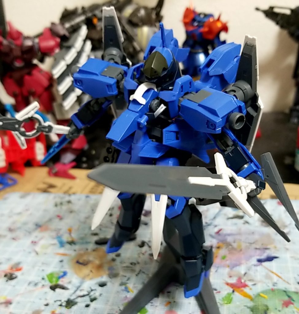 使用キットは
「マクギリス専用シュヴァルベグレイズ」「ダイバーエースユニット」
「ガンダムヴィダール」
ブレードアンテナは後頭部に接着して甲冑らしく作ってみた