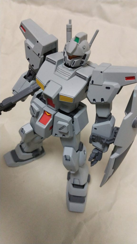 ボディ部の成形色が青白くて気に入らなかったので、缶スプレーで塗装しました。
初スプレー塗装でして、ムラが多いです。でも本人は気に入っています。
ランナー状態でMr.カラーの35番『明灰白色(三菱系)』缶スプレーを吹き、乾かしてからつや消しスプレー、その後、素組して最後に墨入れです。