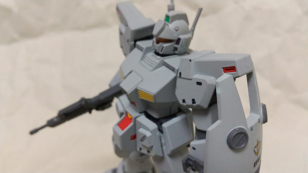 シールドが、張り出た肩アーマーと干渉しない様にデザインされていて素敵です。