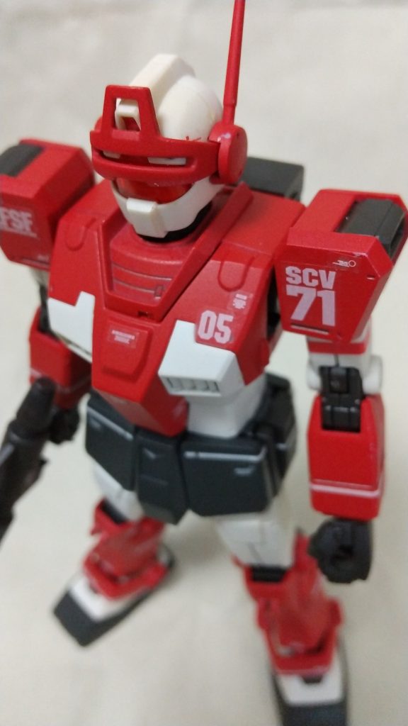 作成は、ランナー状態で缶スプレー塗装 ⇒ つや消しスプレーでコート ⇒ 素組 ⇒ スミ入れペンでスミイレ ⇒ マーキングシールを貼り完成です。

塗装は赤と白のみで、黒は成形色のままです。
成形色の薄紫はあんまり好きじゃないので、赤くしました。
赤はガンダムカラースプレーのMSレッドSG04、
白はガンダムカラースプレーのMSホワイトSG01。
チ○コガードの連邦マークはガンダムマーカーの黒を塗ってます。