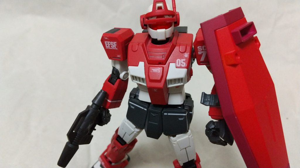 シールドを持たせたらどんなものかと、パワード・ジムのシールドを赤で塗って持たせてみました。
シールドの淵はガンダムカラースプレーのMSシャアレッドSG11です。