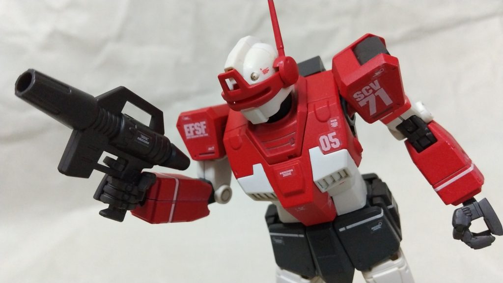 頭部の増加装甲バイザーを下げました。元のデザインでは薄紫色なので、クリアパーツのセンサーゴーグルは赤で映えていたのですが、バイザーを赤くしたので映えなくなりました。
バイザーを別の色に変えるべきでしたね。別のＧＭのキットから流用できるのでしょうか？アドバイスいただけると嬉しいです。

⇒2020/04/26：最後に画像を追加しました。