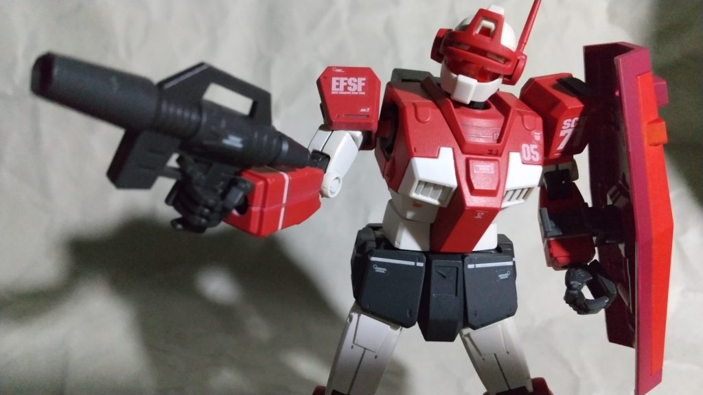 カッコイイんだけど、なんか弱そうですね。

実は百式をゴールド塗装する前に、缶スプレー塗装の練習のつもりで作成したもので、実際失敗箇所が多いです。
肩アーマー裏の見える部分を塗り忘れていたり、足首の丸いパーツが塗れていなかったり。
ランナー状態でつや消しコートまでやってしまうので、組む時に塗り残しを見つけると塗り直すのがめんどくさいです。。。
おかげさまで百式を塗った際には塗り残しはなかったです。