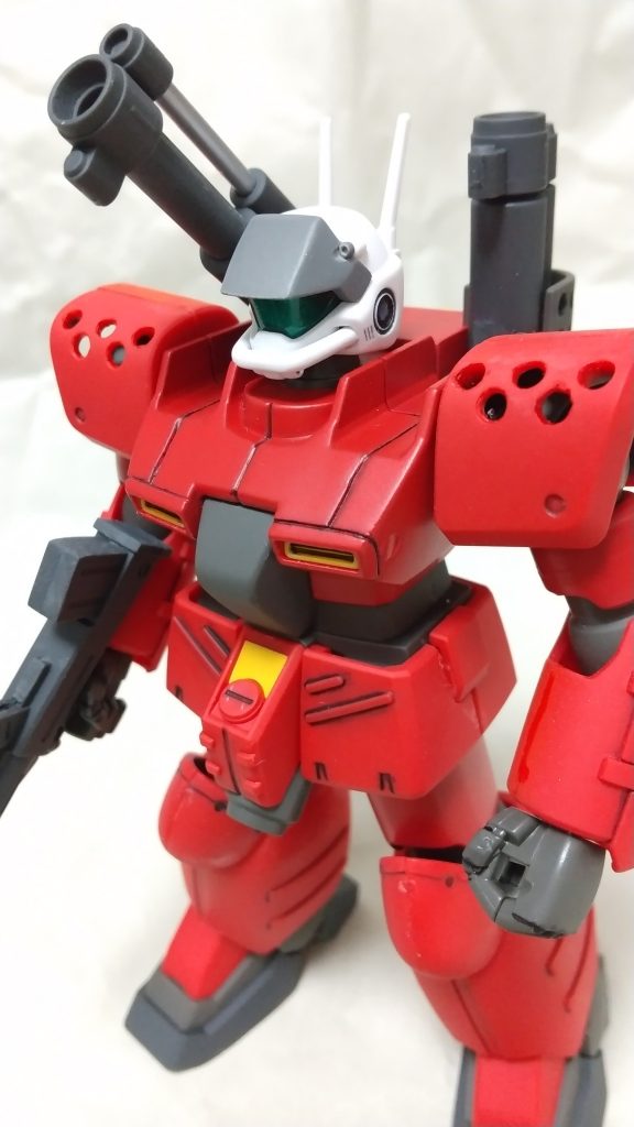 今回は初の加工に挑戦しました。
・肩アーマーとキャノン砲基部のアーマーの円モールド部分をくり抜き。
・胸部とエアインテークの周りにスジ彫り。
購入以来、使われていなかったピンバイス(ドリルです)とチゼル(小型のノミです)ですが、やっと役に立つ日が。
穴開けもスジ彫りも難しいですね。数をこなして巧くなりたいものです。
あと、バイザーの連邦マークは削って無くしました。細かすぎて塗れないので…