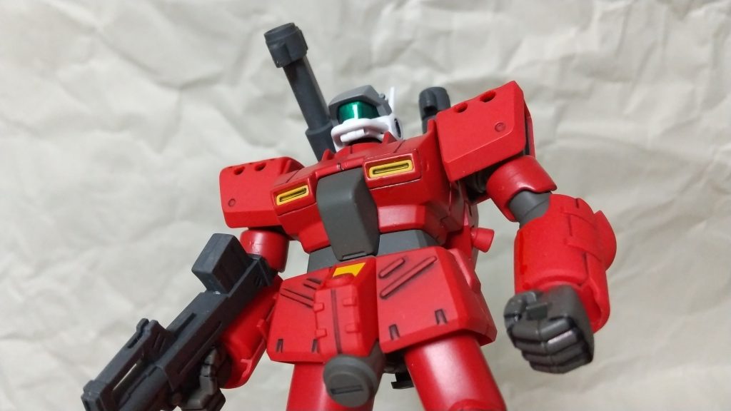 バイザーはクリアパーツではなく付属のシールを貼る仕様です。今回は試しにガンダムマーカーのGM51ガンダムメタグリーンの後、つや有りスプレーしてみました。良い光沢が出ていると思います。