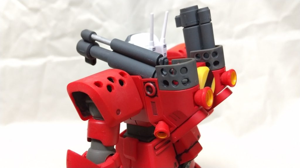 作成は、胸、上腕、太もものみベースホワイトの後、ガンダムカラースプレーの04番『MSレッド』缶スプレー。
途中まで上腕と太ももを白系にしようとベースホワイトを吹いたのですが、思い直して赤くしました。次に作る事があったら違う色にしよー。
肩アーマーの裏側をMr.カラーの13番『ニュートラルグレー』で筆塗り。
砲身のシャフト部をMr.カラーの8番『シルバー(銀)』缶スプレー。
上記以外はランナー状態で部分塗装し、最後につや消しスプレーです。
組み立てた後、スミイレです。
部分塗装とスミイレはガンダムマーカーです。