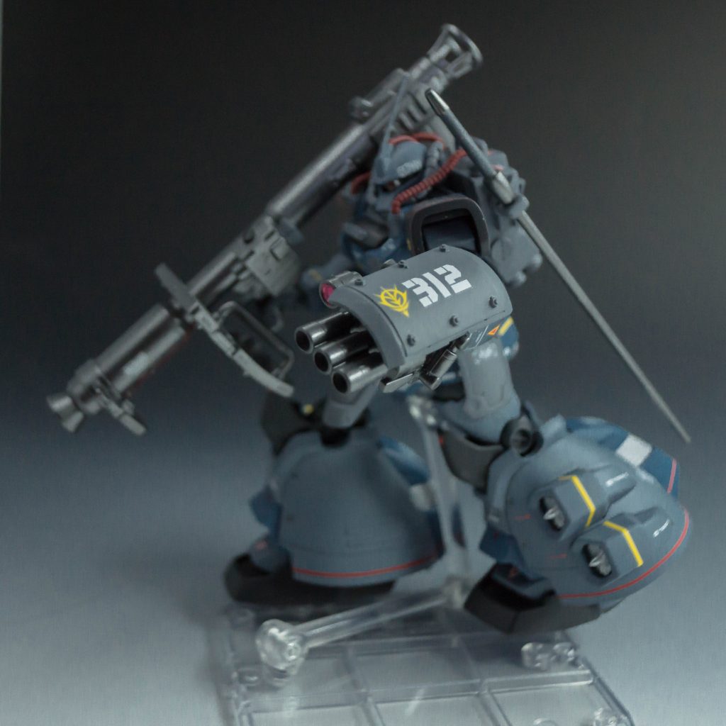 ホバー走行速度を向上させるため、ガトリングシールドはオミットされている。ホバー走行時、地面に接触しやすい事も理由のようである。
3連装35mmガトリング砲は、オミットされずに残されている。