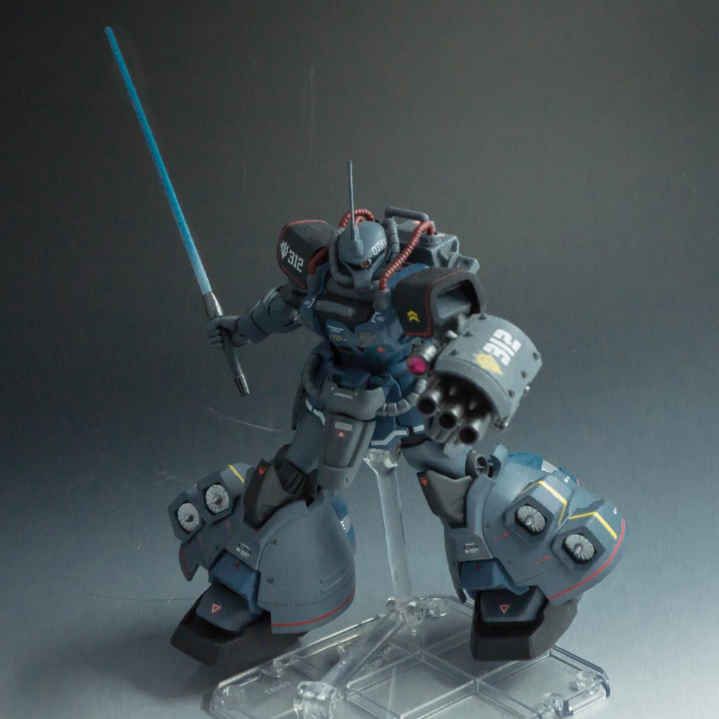 近接戦闘ようの武器も、ドムのヒート・サーベルを装備している。