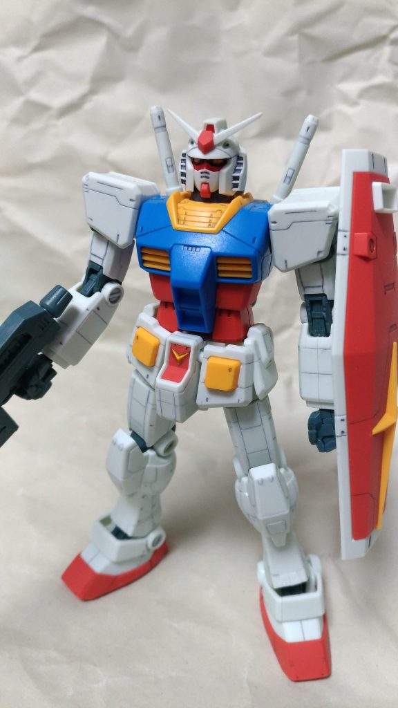 35年振りにガンプラを再開しました。
作成はランナー状態で部分塗装とつや消しスプレー、素組、墨入れです。
部分塗装はガンダムマーカー（イエロー）、細かいスミイレにスミ入れペン（シャーペンのヤツ）も使っています。
自分には工作技術も塗装技術も無いので、『取扱説明書の写真と同等の出来に仕上げる』は子供の頃に達成できなかった目標だった訳ですが、このキットを取扱説明書と『ガンプラHowtoガイド』の通りに作るだけで目標が達成できた、
と思います(^^ゞ