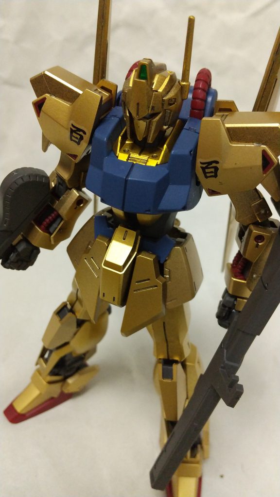 作成は素組ですが、ランナー状態でスプレー塗装しています。
塗装は、金色部が タミヤカラーTS-14ブラック ⇒ タミヤカラーTS-21ゴールド ⇒ Mr.カラーNo.48クリアーイエロー ⇒ つやありクリアー を吹いています。
金色以外にはつや消しクリヤーのみです。
素組の後、スミ入れペンでスミイレと付属のマーキングシールを貼りました。