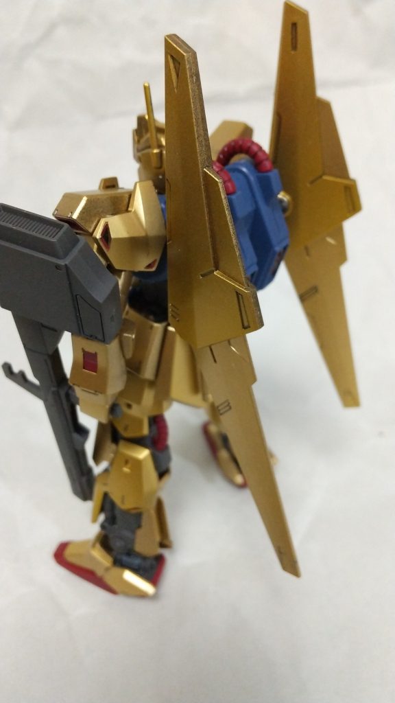 ベランダで缶スプレー塗装をしています。スプレー塗装は4体程やりましたが、まだ慣れていません。ムラや塗り残しが多いです。
今回もランナー状態での塗装ですので、ランナー毎に仕上がりが異なっています。
写真で伝わるかわかりませんが、ゴールドが薄くて下のブラックが感じられたり、厚いゴールドの上にクリアーイエローで金色感が強かったり。
悪く言うと均一に塗れていないだけな訳ですが、良く言えば情報量が増して味がある仕上がりになっているんじゃないかと。
ランナー塗装はお手軽で良いと思うので、これから始める人にはオススメですが、注意点がふたつほど。
ランナー毎の塗装になるので、左右のパーツが別のランナーにある場合は左右で仕上がりが異なるという残念な結果になる場合があります。左右のパーツのランナーは同時に塗装しましょう。
それと、高さのあるパーツの陰に隠れているパーツは塗れていない場合があります。ランナーを分割して他のパーツの陰から出してあげる事で対応できます。ランナーの分割に普段使っているニッパーを使うとニッパーが痛むので、百円均一などで普通のニッパーも買っておくと良いかもしれません。